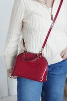 Louis Vuitton Alma BB en cuir verni rouge - Photo 3