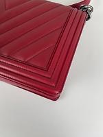 Chanel Boy grand modèle en cuir chevron rouge - Photo 9