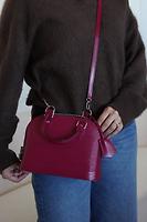 Sac bandoulière Alma BB Louis Vuitton en cuir épi framboise - Photo 2