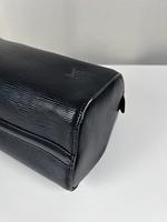 Sac à main Louis Vuitton Speedy 25 en cuir épi noir - Photo 9