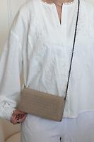 Sac WOC portefeuille bandoulière Bottega Veneta cuir beige intrecciato - Photo 2