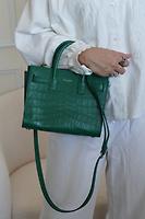 Sac bandoulière Sac de Jour Saint Laurent nano en cuir embossé vert - Photo 4