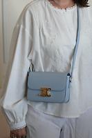 Sac bandoulière Céline Triomphe Teen cuir bleu ciel - Photo 2