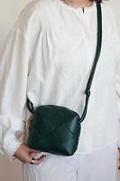 Petit sac bandoulière Bottega Veneta Cassette Pouch en cuir vert foncé - Photo 2