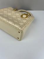 Sac Lady Dior taille medium cuir verni beige vintage - Photo 9