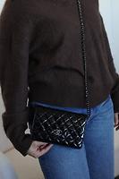 Sac bandoulière Chanel WOC en cuir verni noir - Photo 2