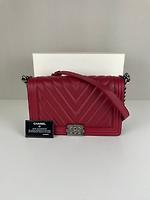 Chanel Boy grand modèle en cuir chevron rouge - Photo 4