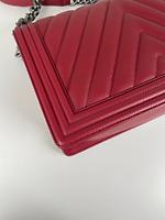 Chanel Boy grand modèle en cuir chevron rouge - Photo 10
