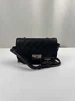 Sac hobo Chanel en cuir noir - Photo 3
